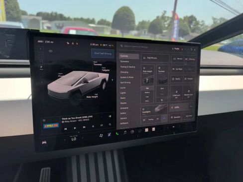 Used 2024 Tesla Cybertruck AWD Crew Cab image 29