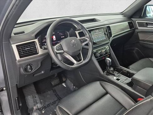 Used 2023 Volkswagen Atlas Cross Sport SE w/ Panoramic Sunroof Package FWD image 3