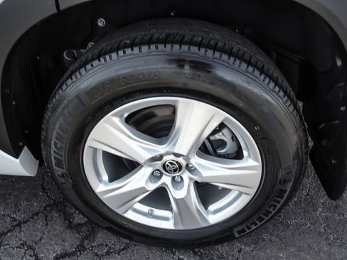 Used 2022 Toyota Highlander LE AWD/4WD image 7