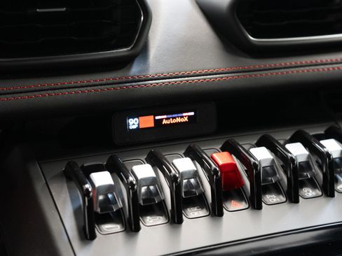 Used 2020 Lamborghini Huracan EVO image 20