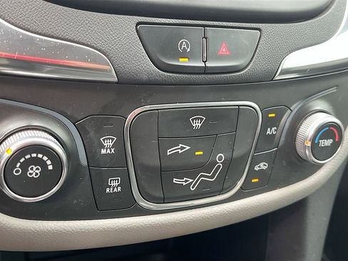 Used 2022 Chevrolet Equinox LS image 15