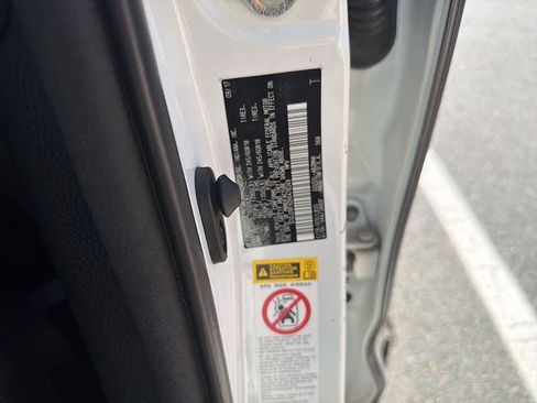 Used 2017 Toyota Highlander XLE image 16