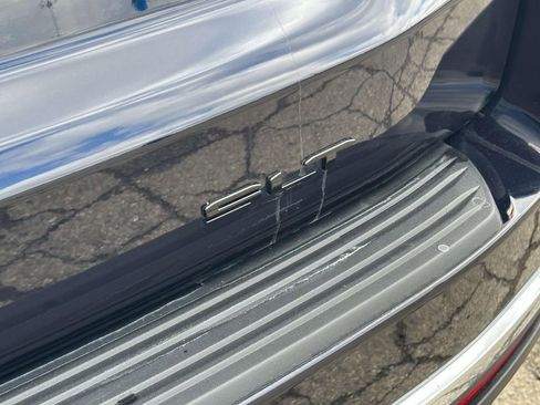 Used 2023 GMC Yukon SLT w/ SLT Premium Package image 11