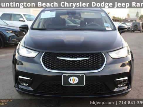 Used 2023 Chrysler Pacifica Touring-L image 2