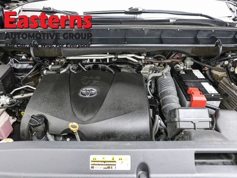 Used 2021 Toyota Highlander L AWD/4WD image 7