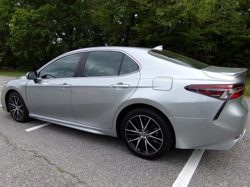 Used 2022 Toyota Camry SE FWD image 9