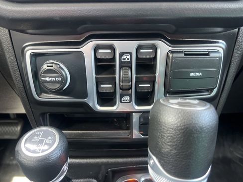 Used 2025 Jeep Wrangler Unlimited Sahara AWD/4WD image 71