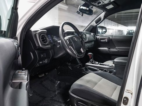 Used 2020 Toyota Tacoma TRD Off-Road w/ Technology Package AWD/4WD image 14