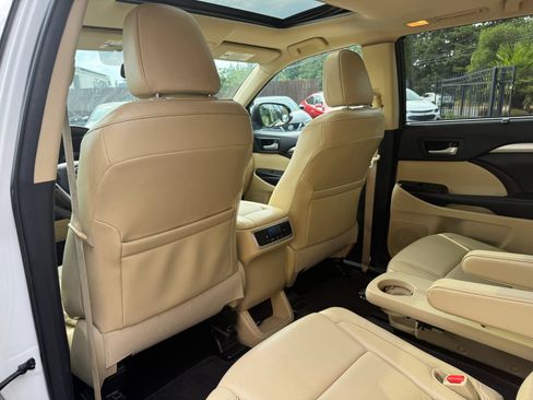 Used 2016 Toyota Highlander XLE AWD/4WD image 16