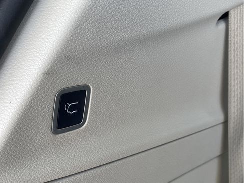 Used 2023 Chrysler Pacifica Touring-L image 11