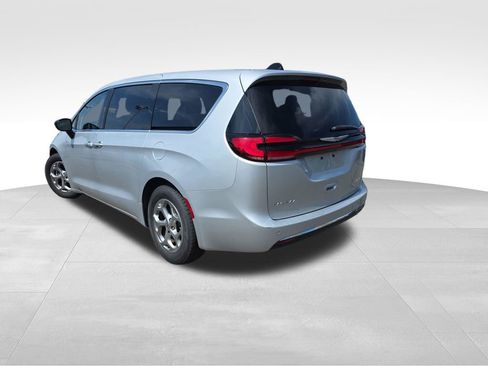 Used 2024 Chrysler Pacifica Limited image 6