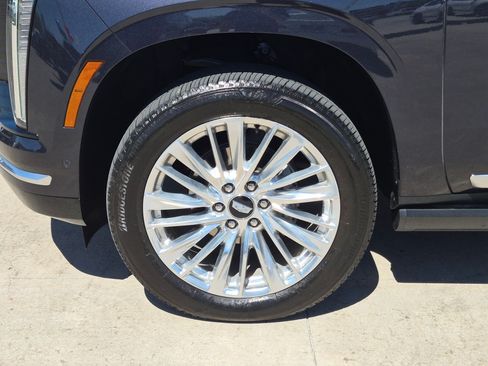 Used 2025 Cadillac Escalade Premium Luxury AWD/4WD image 11