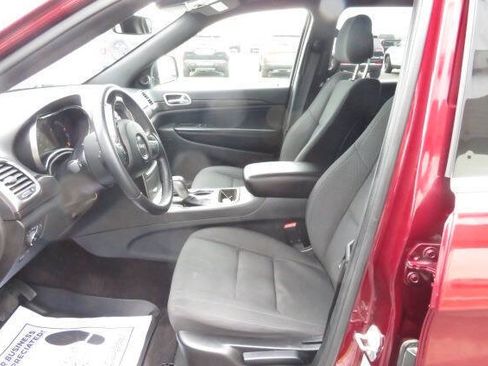 Used 2018 Jeep Grand Cherokee Laredo AWD/4WD image 12