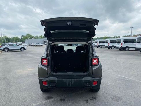 Used 2020 Jeep Renegade Latitude FWD image 9