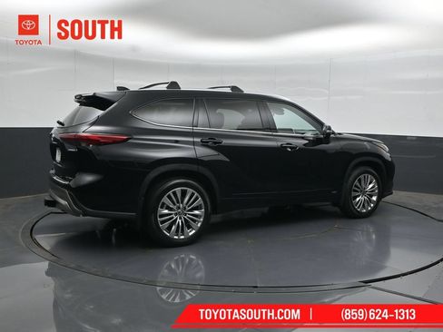 Used 2023 Toyota Highlander Platinum AWD/4WD image 2