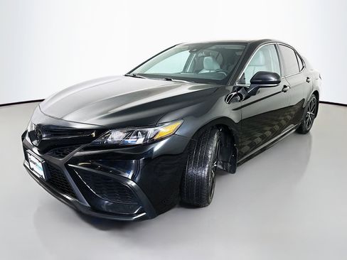 Used 2021 Toyota Camry SE FWD image 3