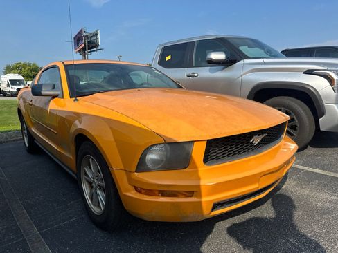 Used 2008 Ford Mustang Premium RWD image 3