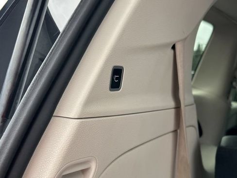 Used 2024 Chrysler Pacifica Touring-L w/ Uconnect Theater Family Group FWD image 12