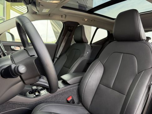 Used 2025 Volvo XC40 B5 Core w/ Climate Package image 33