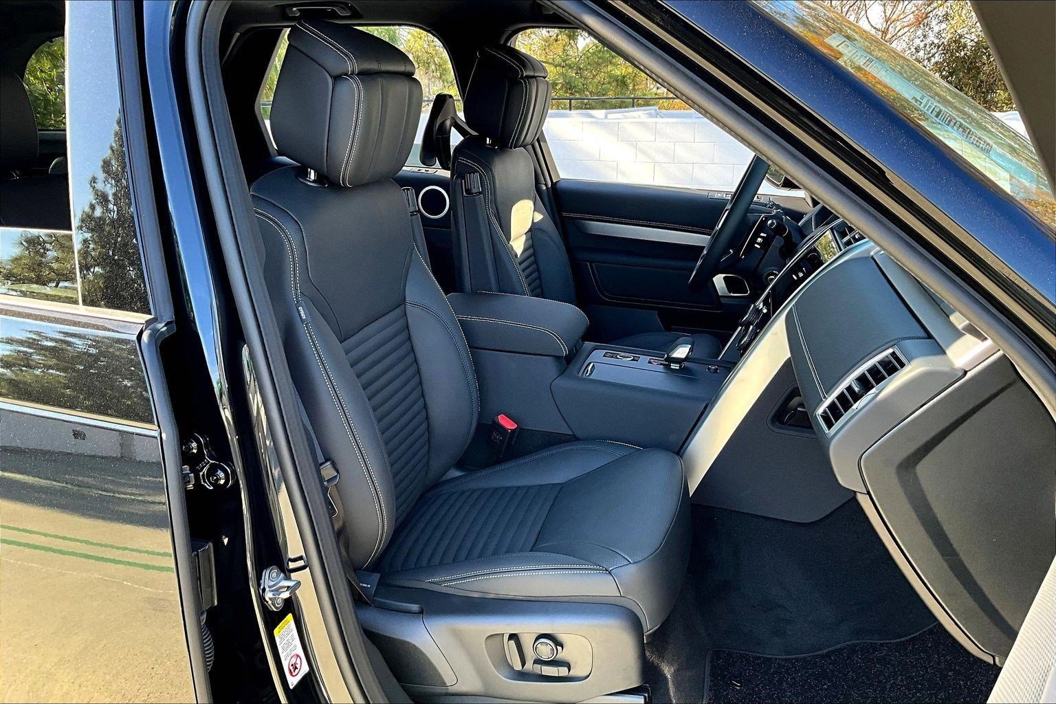 New 2026 Land Rover Discovery Limited Edition AWD/4WD image 8