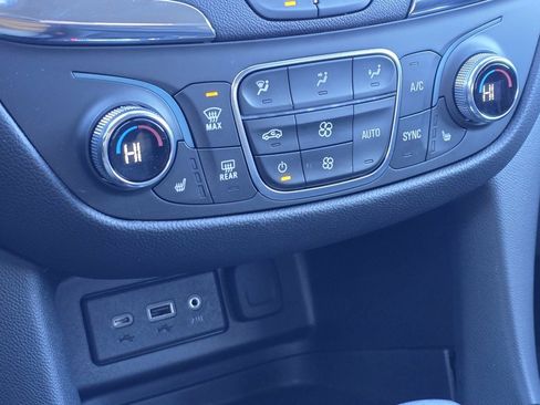 Used 2022 Chevrolet Equinox LT image 37