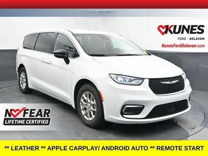 Used 2025 Chrysler Pacifica Select
