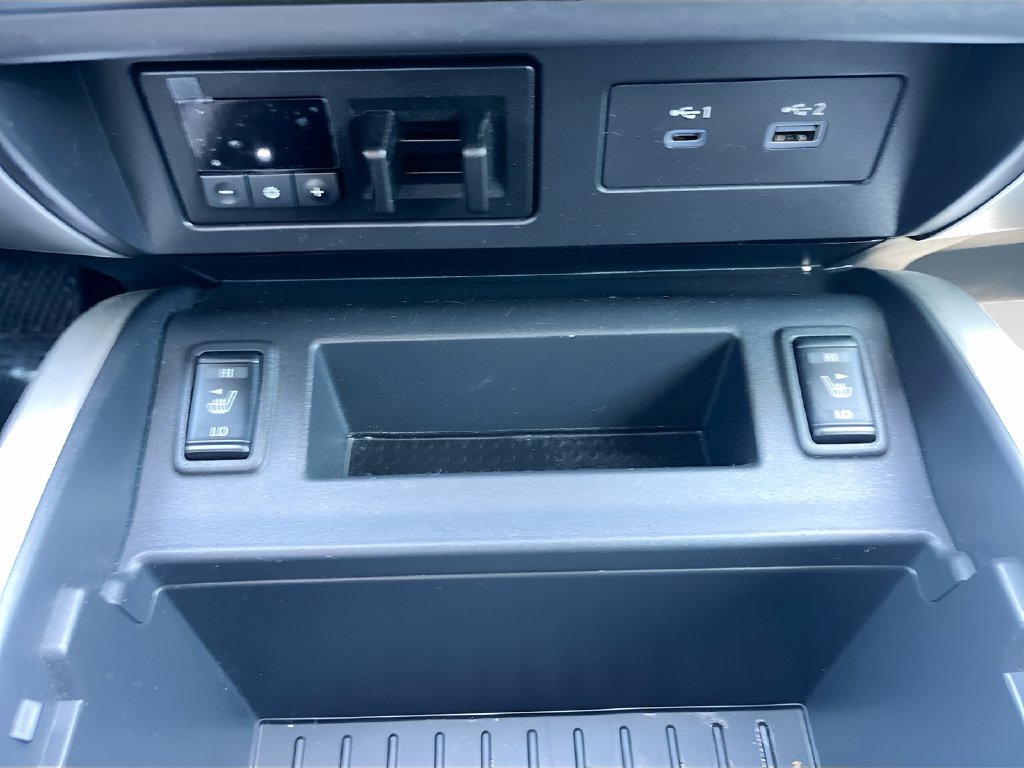 Used 2024 Nissan Titan SV w/ SV Convenience Package RWD image 20