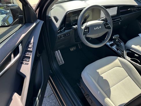 Certified 2025 Kia Niro EX Touring image 6