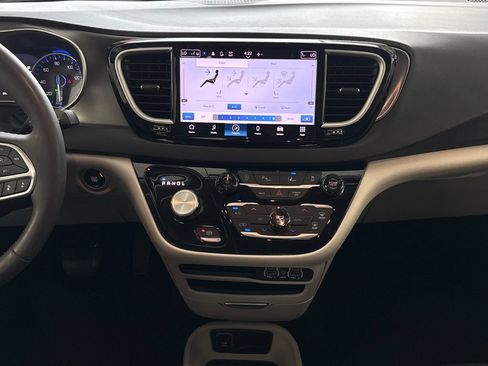 Used 2024 Chrysler Pacifica Touring-L FWD image 24
