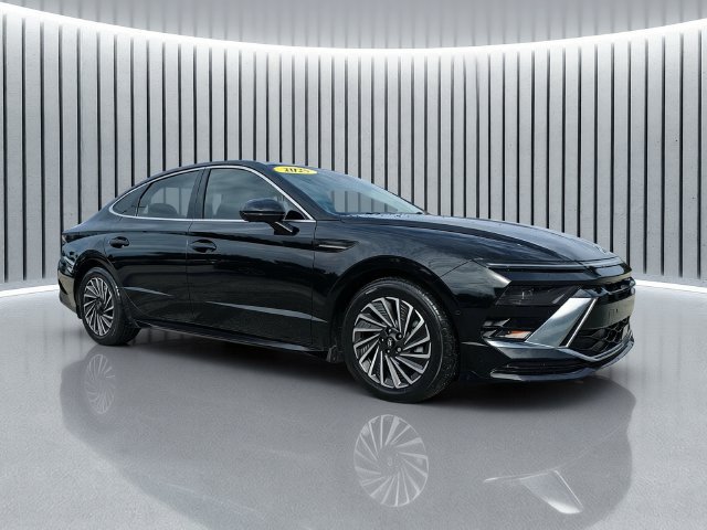 Used 2025 Hyundai Sonata Limited FWD image 2