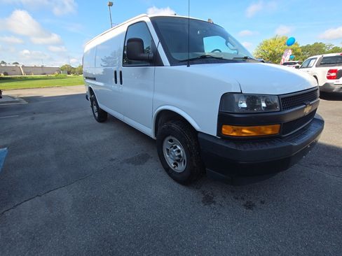 Used 2022 Chevrolet Express 2500 w/ Driver Convenience Package RWD image 4