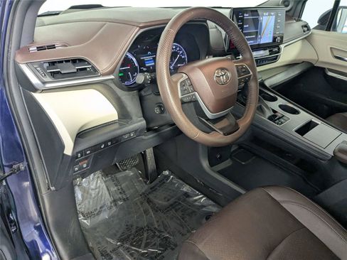 Certified 2022 Toyota Sienna Platinum FWD image 13