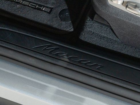 Certified 2026 Porsche Macan AWD/4WD image 13