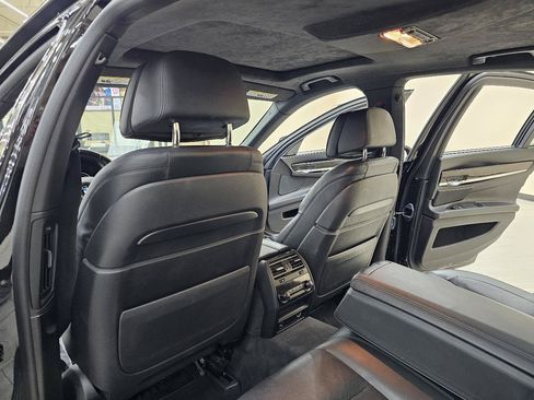 Used 2015 BMW 750i w/ M Sport Edition RWD image 27