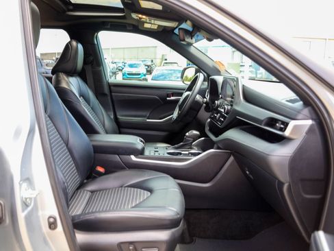 Used 2023 Toyota Highlander XSE FWD image 10