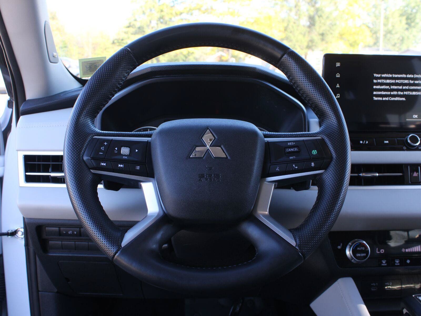 Used 2025 Mitsubishi Outlander SE AWD/4WD image 10