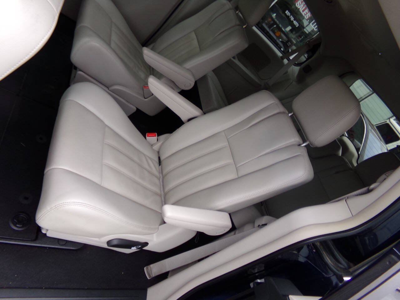Used 2013 Chrysler Town & Country Touring FWD image 14