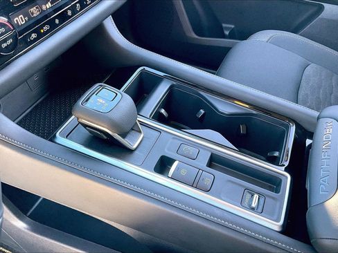 Used 2025 Nissan Pathfinder SV w/ SV Premium Package image 15