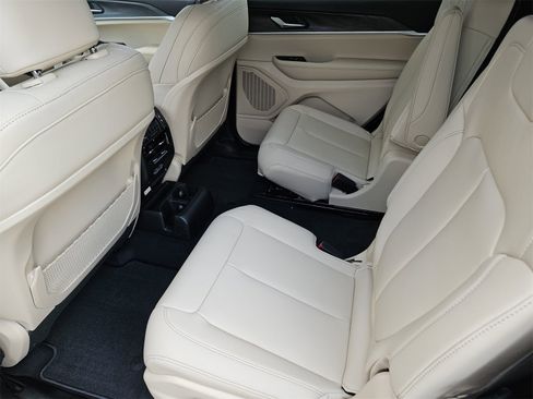 New 2025 Jeep Grand Cherokee L Limited image 30