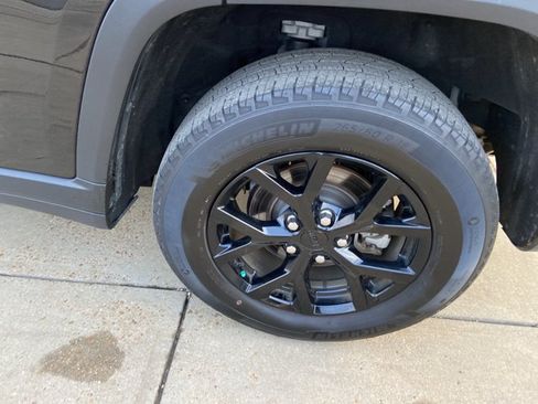 Used 2024 Jeep Grand Cherokee Altitude RWD image 31