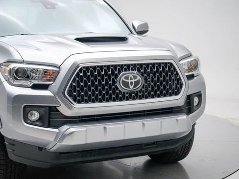 Used 2019 Toyota Tacoma TRD Sport AWD/4WD image 9