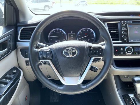 Used 2014 Toyota Highlander Limited Platinum AWD/4WD image 11