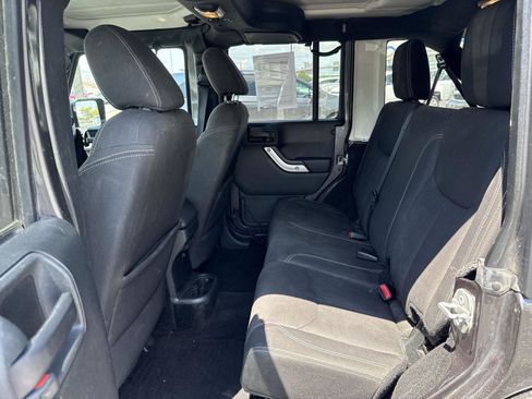 Used 2016 Jeep Wrangler Unlimited Sahara w/ Connectivity Group AWD/4WD image 17