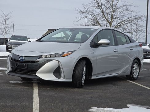 Used 2021 Toyota Prius Prime XLE image 16