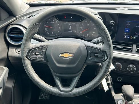 Used 2025 Chevrolet Trax LS w/ LS Convenience Package FWD image 11