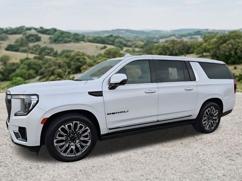 Used 2023 GMC Yukon XL Denali Ultimate AWD/4WD image 4