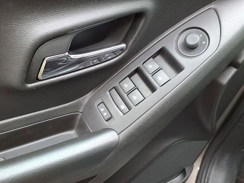 Used 2022 Chevrolet Trax LT w/ LT Convenience Package image 19