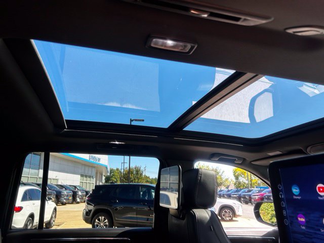 Certified 2025 Chevrolet Suburban RST w/ Advanced Technology Package AWD/4WD image 30