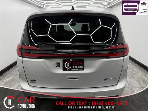 Used 2023 Chrysler Pacifica Touring-L image 5