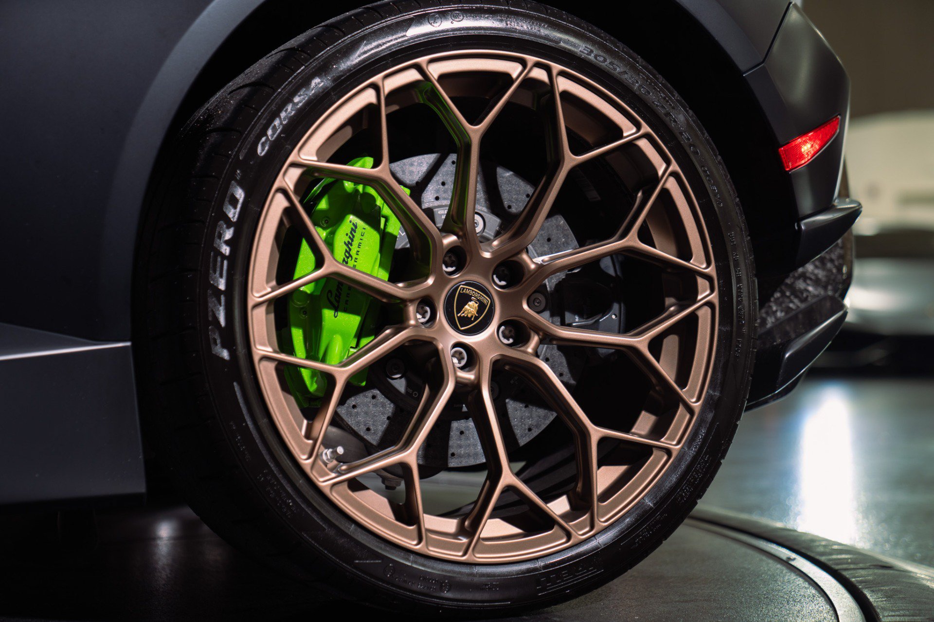 Used 2018 Lamborghini Huracan Performante AWD/4WD image 13